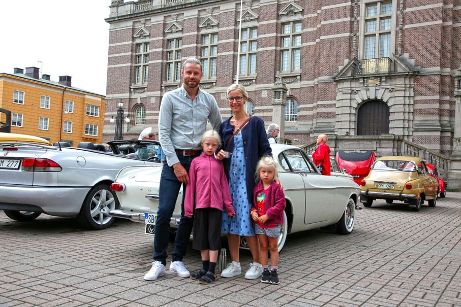 Jonas Jonsson och Carin Carlsson monterade bälten i baksätet på den nyinköpta Volvo 1800 S:en kvällen före Frukostklubben: &quot;Barnen måste ju kunna åka med!&quot;