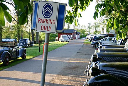 En av de välfyllda parkeringarna på Stiftsgården i Kastlösa dagen till ära m. ändrad P-skylt.