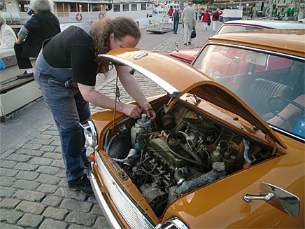 På andra träffar öppnas motorhuvar för att man ska beundra innandömet, inte på Capital Minis träffar, här är det oftast något problem som ska lösas. Som en trilskande spolarvätskemotor.