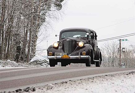 Vilken syn! En Chrysler Royal 1938 på vinterväg!