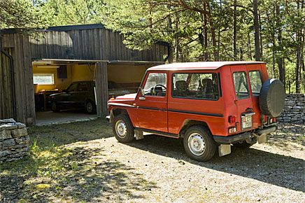 I garaget på Fårö har de stått oanvända i två år nu, Ingmar Bergmans Mercedesar från 1980.