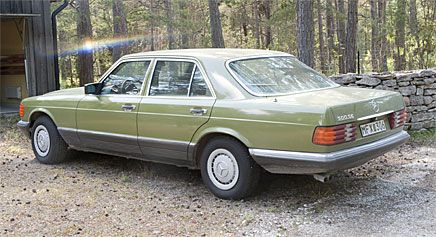 S-klass W126 var också helt nylanserad när paret Bergman slog till på en milt grön 500 SE. Bilen stod registrerad på Ingrid Bergman så länge hon levde.