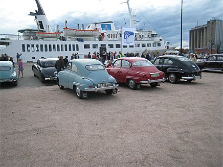 På hamnplanen finns gott om plats för parkering. En bra kväll kommer hundratals bilar.