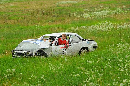 200 meter före mål i det tredje heatet så voltade P-G Andersson. Trots att färden tillbaks till depå fick ske med hjälp av en traktor som drog ekipaget så såg P-G så här glad ut.