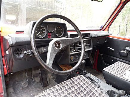Bakom den här ratten kan du regissera Ingmar Bergmans gamla Geländewagen! Någon var beredd att betala 210 000 kronor för att få sitta här.