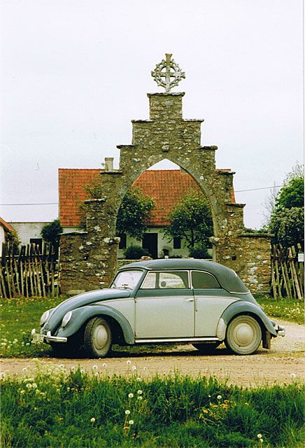 Jan-Anders Lindqvist har skickat in en bild på en vackert grusvägsdraperad Volkswagen Cab 1951, hans egen. Bilden är tagen på Gotland 1990.