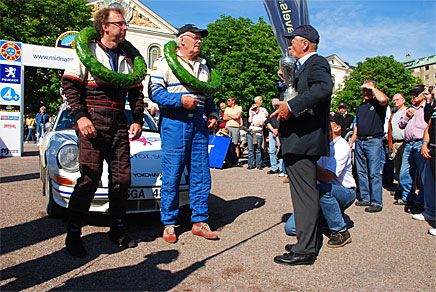 Björn Waldegård och kartläsaren Robert Jacobsson tar emot von Rosens pokal.