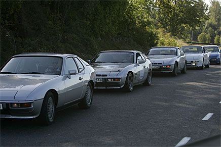 När såg du en så läcker bilkö senast? Porsche 924 och 944 på rad väntar på att bli insläppta.