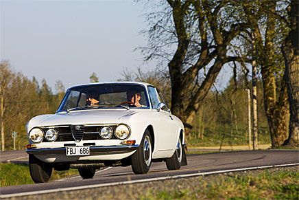 En Alfa ska kränga lite böjarna. Vi kör en 1750 GT Veloce med bara 4 500 mil på mätaren.