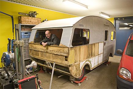 Husbilen kunde inte vara i bättre händer, Anders Johanesson var med och byggde den 1965 och är et han som klär av den igen.