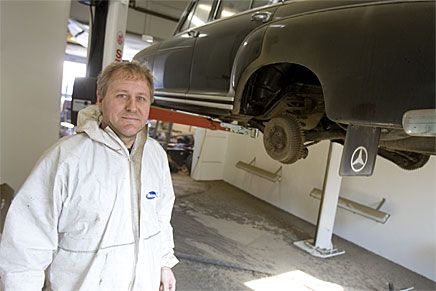 Steven Ströberg har börjat blästra med kolsyreis.