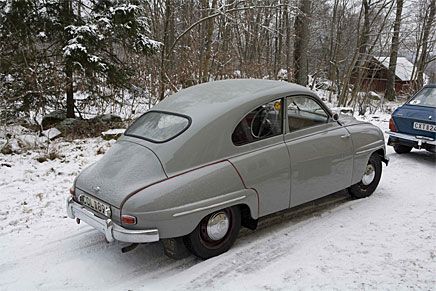 Snyggt färgsatt Saab 93.