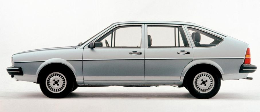 Volkswagen Passat påbörjade sin resa uppåt i bilklassamhället. Den blev ett nummer större – och gick att få med femcylindrig motor. Pris från 10 000 kr.