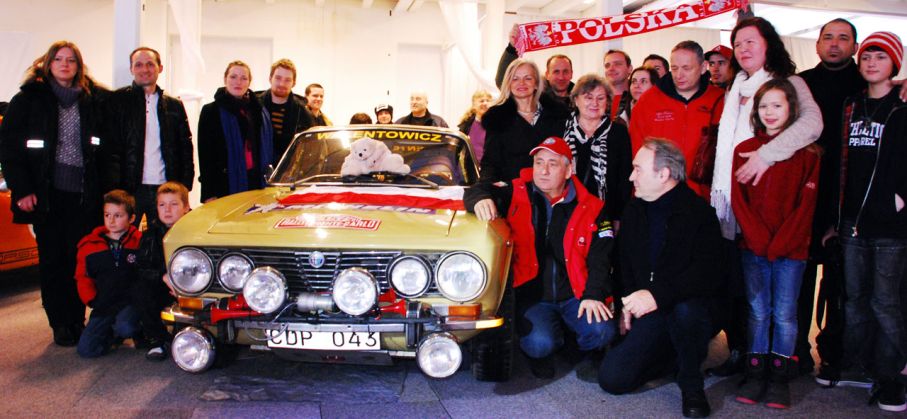 Bröderna polska Walentowicz (iförda röd jacka respektive röd väst) hade med sig ett rejält entourage. Deras bil är en Alfa Romeo 2000 GTV (1972).
