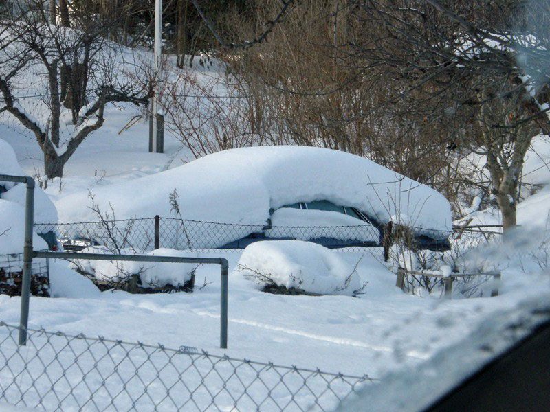 En MB W123 (?) är översnöad i Trollbäcken.