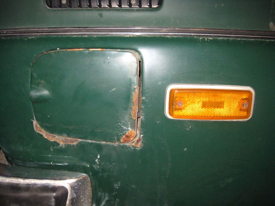 Titta här ett tanklock dolt bakom en lucka! På en Volvo Från 1972! Observera att själva placeringen av luckan är på originalstället.