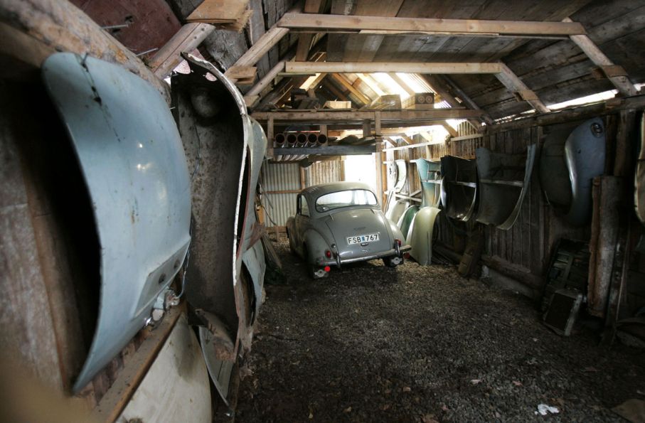 Vad har vi här? En Morris Minor 1000 1957 som inte sett väg på 30 år.