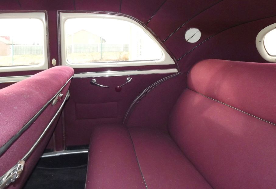 Här ser vi också att detta är en Cord 810 Westchester sedan som var 5-sitsig enligt Cord, det fanns en lite dyrare Beverly också, som hade armstöd i sätena och därmed blev fyrsitsig.