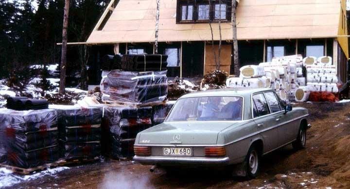Husbygge i Dalsland, bör vara åren 78-79. Själv hade jag för mig det var en surdiesel....men står det inte 220 på bakluckan?