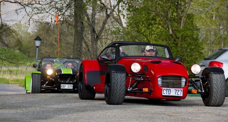 Två Lotus Super Seven derivat trotsade de mörka molnen och rullade tidigt in.