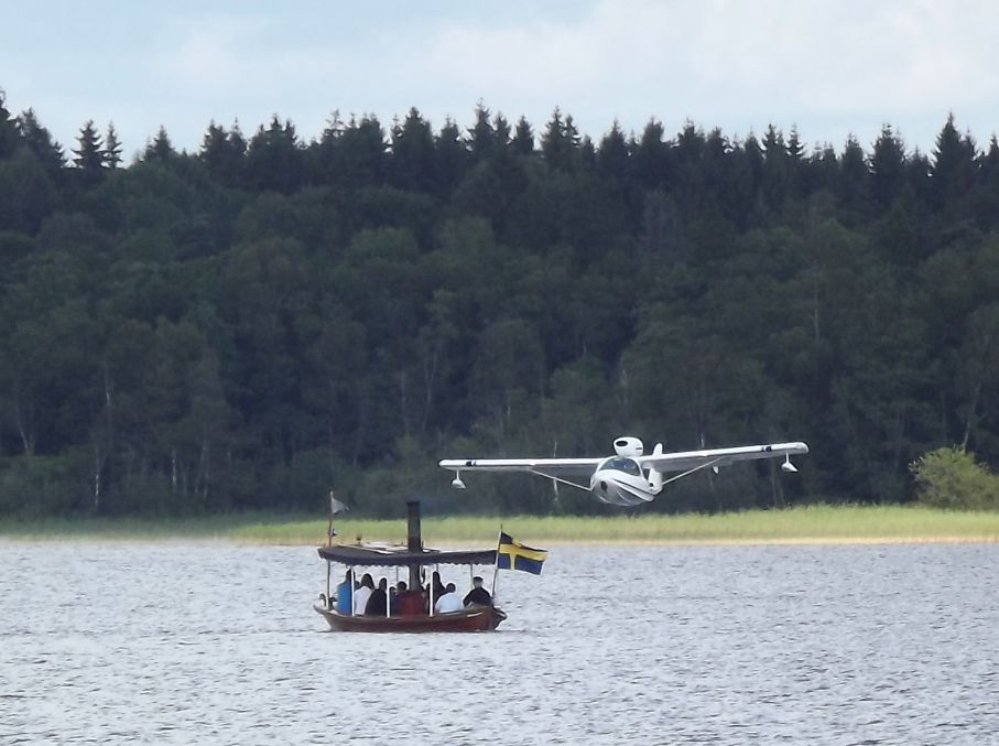 Och efter rek av landningsstråk går man in för... oj vart kom ångslupen ifrån? S/S Ninna brukar trafikera sjön med passagerare under sportvagnsträffen i makligt tempo.