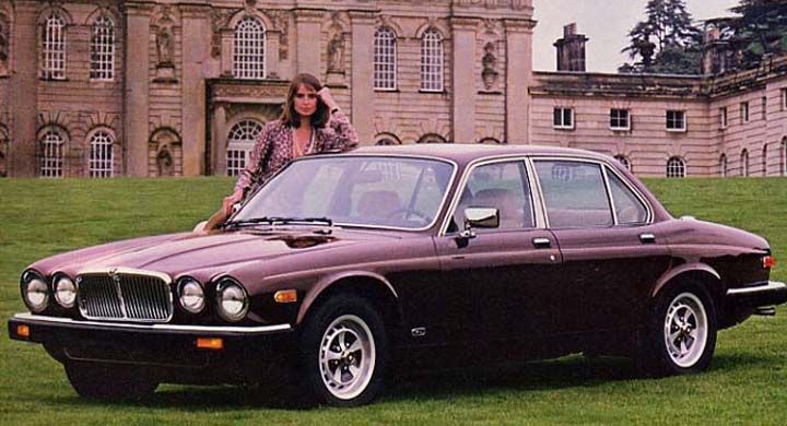 XJ6 1983, med Amerikalampor, fast i mycket brittisk miljö