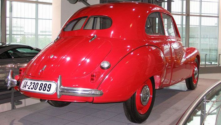 På Audis museum står denna DKW-prototyp som gick under arbetsnamnet F9. Ett antal sådana byggdes från 1937 och fram till kriget och skulle ersatt F8-serien. Den hade trecylindrig tvåtaktsmotor och genomarbetad strömlinjeform, och på karossidan experimenterades det även med glasfiber. Nu gick det inte riktigt som det var tänkt för efter kriget så låg Zwickau i östra zonen och F9:an kom istället att sättas i produktion av nya östtyska IFA 1949. Dock hade man inte glömt av arbetet hos det officiella DKW i väst och först 1953 kom 3=6-modellerna som var direkt utvecklade ur denna.