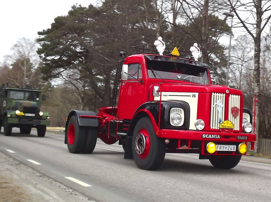 Scania L75 från 1961 hemmahörande i Motalatrakten, folk åker långväga med sina lastvagnar för att köra tunga rallyt.
