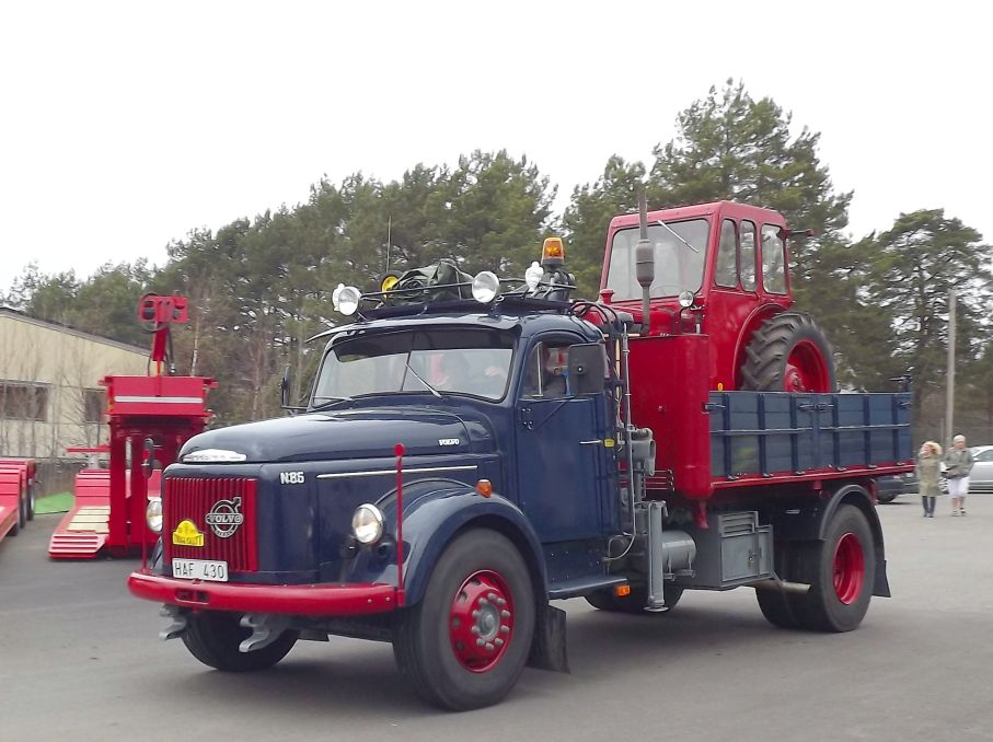 Mera traktorsläp, Bo Dahlström från Hultafors med Volvo N86, med som co-driver denna dag var hans trafiklärare som en gång lärde honom köra lastbil, Christian Traneflod.