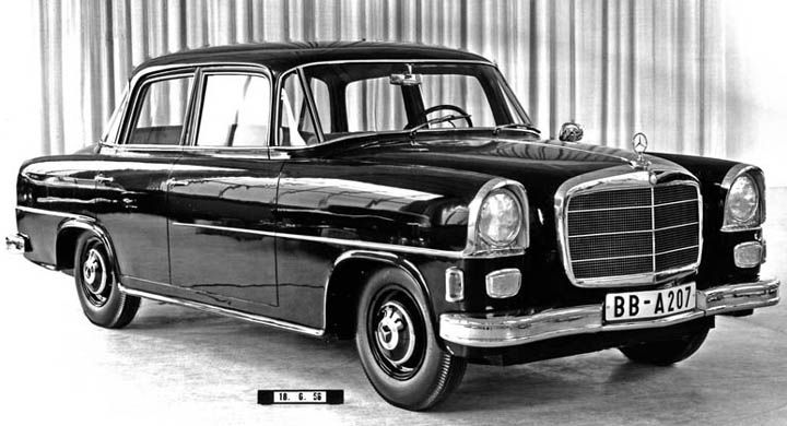 Mercedesprojekt daterat 1956, två förslag troligen för en ersättning av W188/W189 modellen , det vill säga 300S Adenauer . Detta projekt kallades W221 och gjordes i ett par varianter, men någon sådan serie kom aldrig till skott. Inte förrän 2005 kom man att använda W221-namnet på dagens generation S-klass