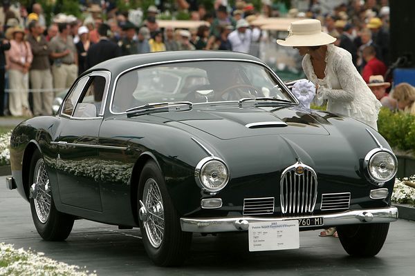 Samma år gjordes denna näpna XK140 av Zagato som annars brukade presentera bra mycket vildare karosser.