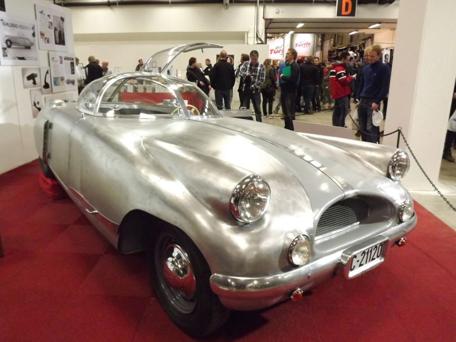 Rally från Norge har vi uppmärksammat förut. Ett projekt av designern Ralph Lysell, som flyttade dit 1949 och 1951 stod norges första sportbil klar, en avancerad design för sin tid.