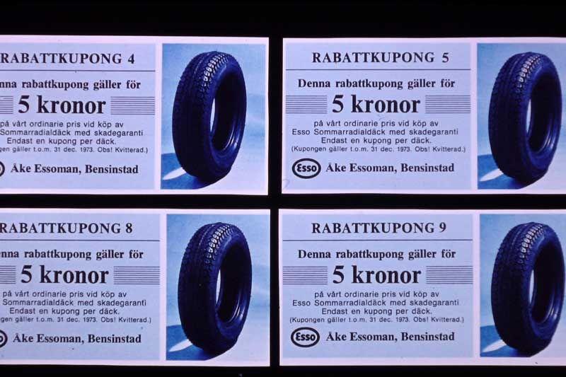 Lika lite som vi inmundigar levergryta på Esso Motor Hotel, lika lite kör vi på Esso sommardäck. 1973 kunde man mot inlämnandet av en kupong få en femma i rabatt.