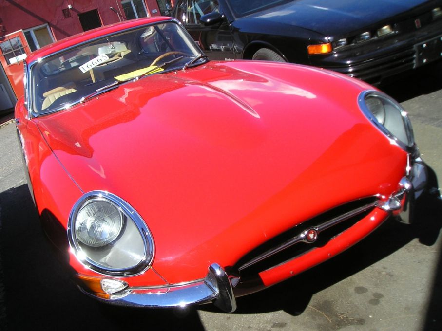 E-type såldes i stor mängd i USA och därför är det lättast att hitta ett exemplar där, särskilt rostfria exemplar, vänsterstyrda. Denna E-type, eller XKE som de kallades där är från 1967