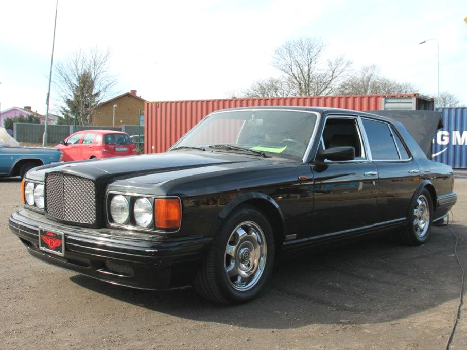 Sport i storformat, Bentley Turbo R från 1996. Med turbomatning återtog Bentley sin imagae som prestandabil och gentlemannaracer, för första gången på länge började man sälja mer bilar än Rolls Royce.