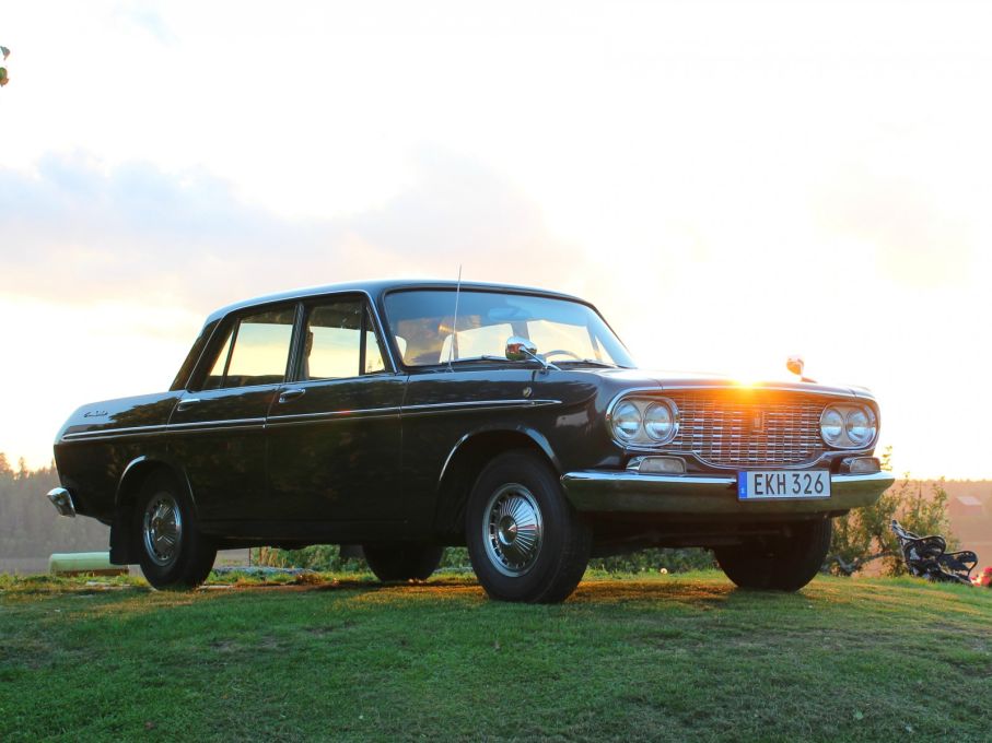 Visst är den vacker, Sveriges, kanske Europas äldsta Toyota. En Crown från 1964 som är en av de 20 som registrerades här nya det året.