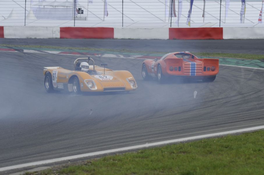 Frank Jacob, Lola T212 snurrar och Simon Ashworth, Chevron 816 klarar sig förbi.