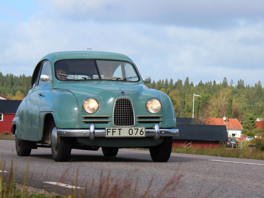 fina fordon rullar in från alla håll.