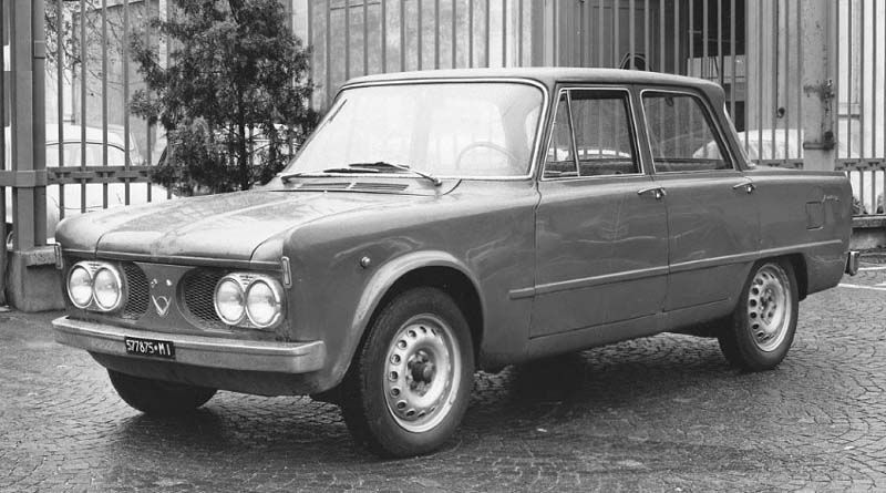 Alfa Romeo Giulia 1961 med en front som är allt annat än attraktiv. möjligen mer en testbil, en så kallad mula, för resten av bilen är ju i det närmaste klar