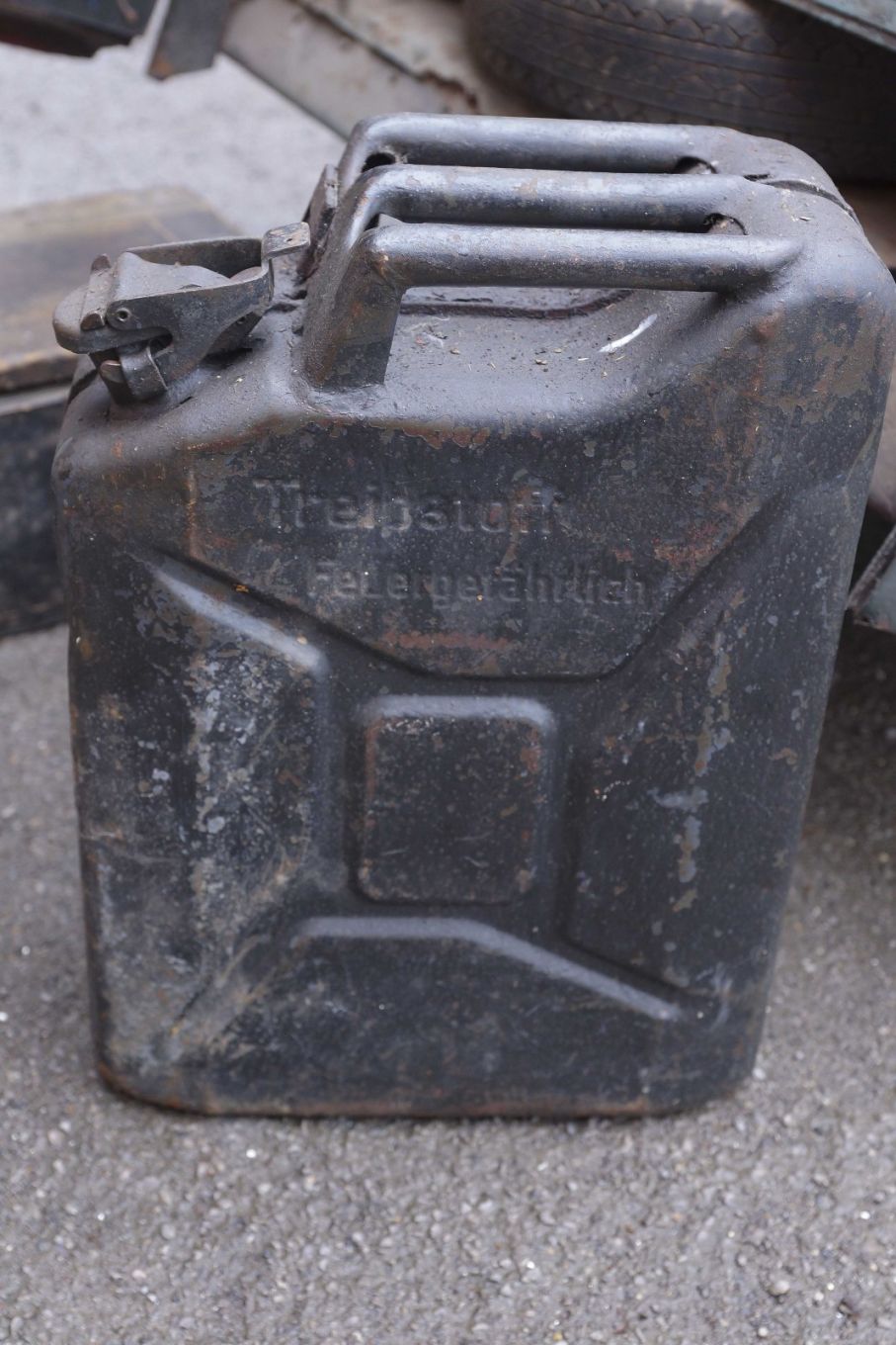 En äkta jerrycan, det var ju den tyska dunken som de allierade redan under kriget kopierade och som blev hela världens jeepdunk. Den var enklare och billigare att producera är den amerikanska varianten.