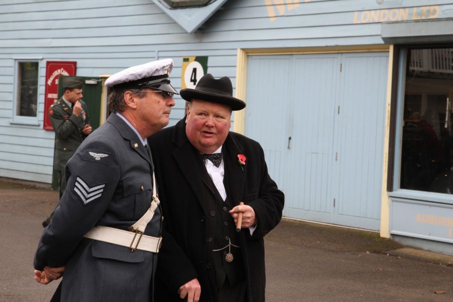 – I'll say, har du hört att Klassiker gjort ett specialnummer om det engelska imperiets vagnar?
– Marvellous, vad kan ett sådant nummer innehålla?