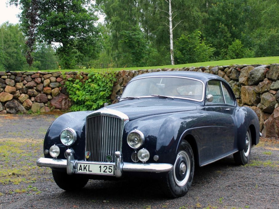 Helen Elmgren kom från Stockholm med sin underbara Bentley R-type Continental