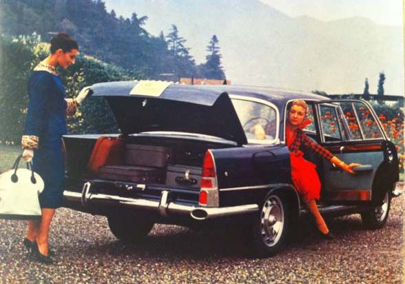 Två damer på utflykt med en ovanlig bil. Det är en prototyp för Alfa Romeo 2000 dom har lagt beslag på.