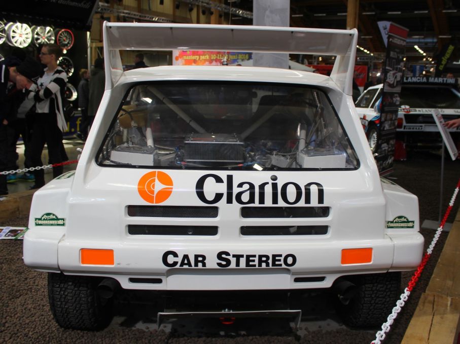 Austin Metro, i vanliga fall en rätt trist slätstruken småbil, förvandlades till ett brutalt Frankensteinmonster i Grupp-B. V6 motor bak på drygt 400 hästar, fyrhjulsdrift och en startvikt på 1000 kilo gjorde den till en veritabel slangbella.