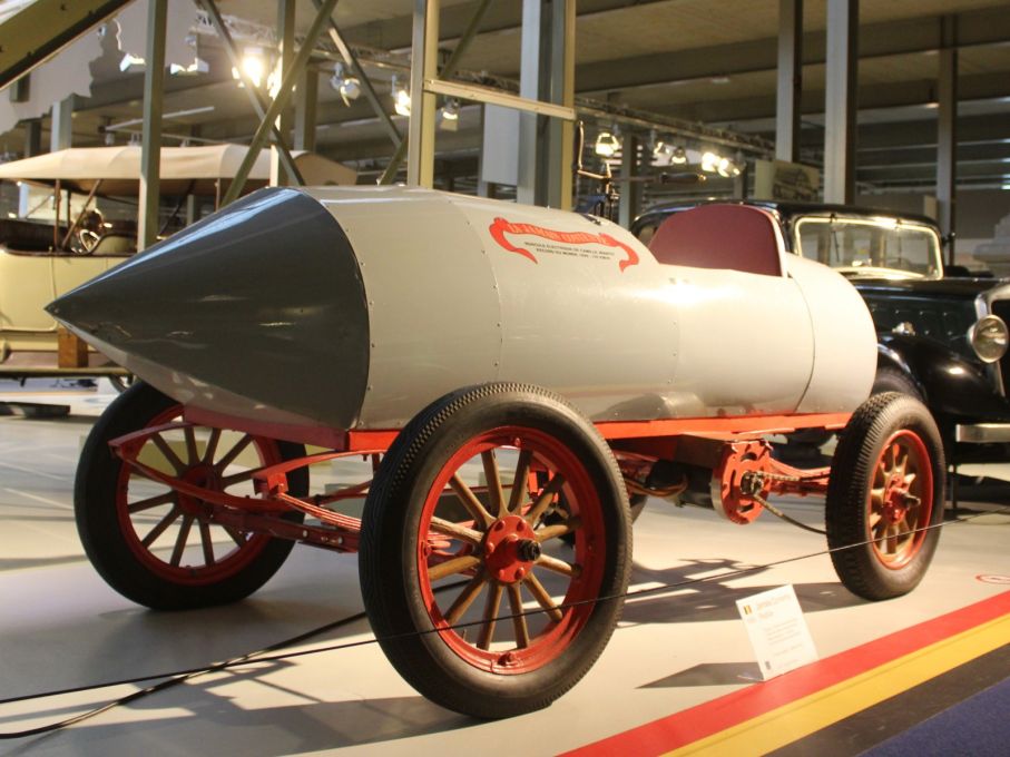 Första bilen som kördes över 100km/h kom från Belgien. Den var döpt till La Jamais Contente och var eldriven. Året var 1899.