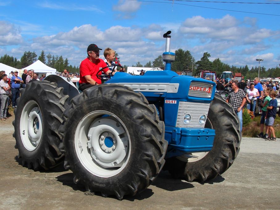 Fyrhjulingarnas fyrhjuling, Ford 854T Super four.