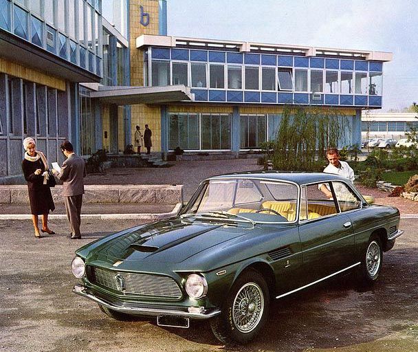 Framför Bertones kontor 1963 står nya lyxiga Iso Rivolta. Coupén kallades IR300 och hade ritats av Giugiaro som då jobbade i Bertonehuset. IR300 kom att byggas i 797 exemplar fram till 1970.