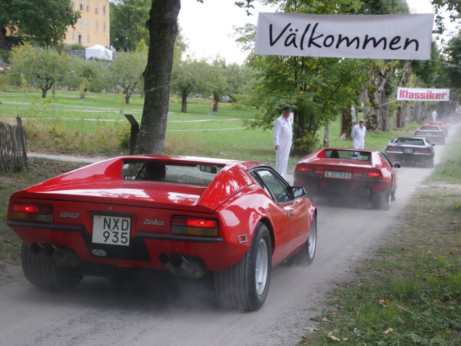 Ett helt koppel De Tomaso Panteror rullar in.