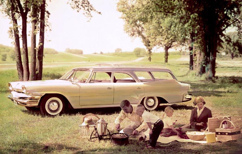 Det är 1960 och det dukas vid nya och ovanliga stationsvagnen som är en Dodge Dart Pioneer.