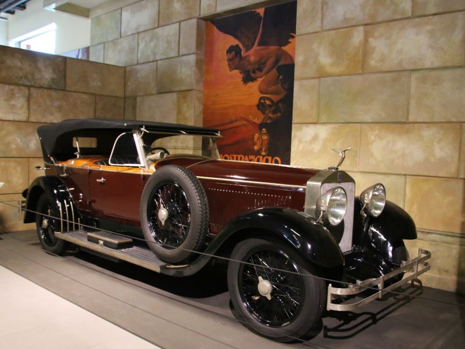 långt från de billiga folkbilarna, Isotta Fraschini var Italiens flaggskepp en rak åtta på 7,4 liter och ofta försedda med påkostade karosser. Den här bilen från 1925 har en holländskbyggd kaross från van Rijswijk.